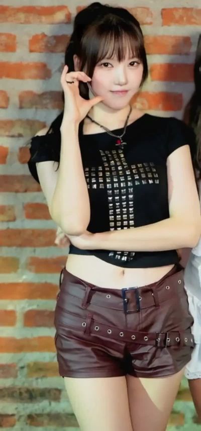 Yerin - shows tits