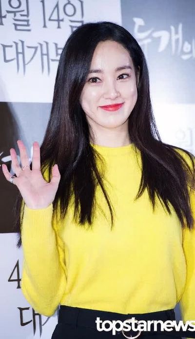 Lee Ju Yeon - shows tits