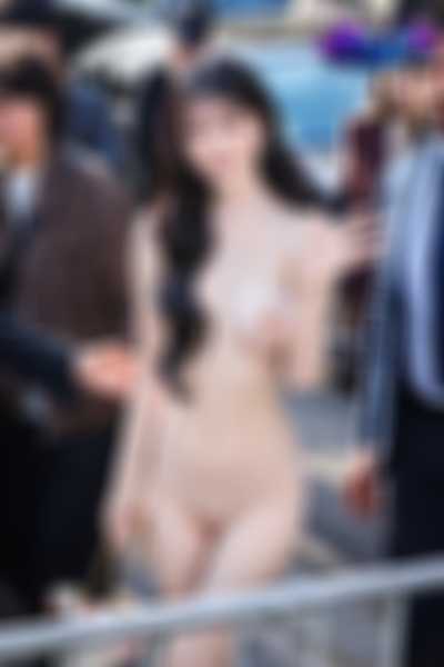 Anna - public nude