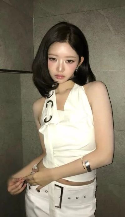 Rei - shows tits