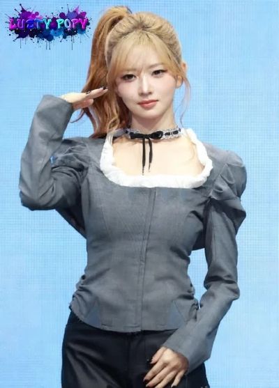 Rei - shows tits