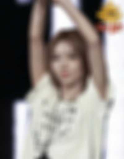 Soyeon - shows tits