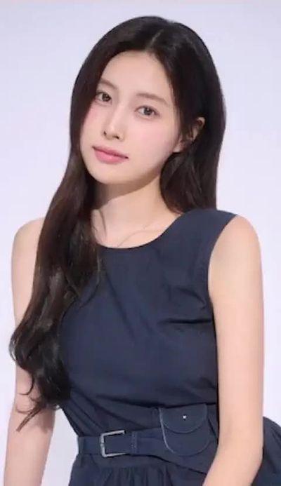 Hyewon - shows tits