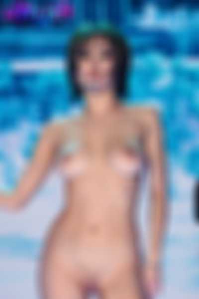 Soyeon - stage nude