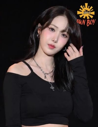 SinB - shows tits
