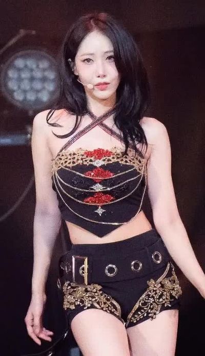 SinB - shows tits