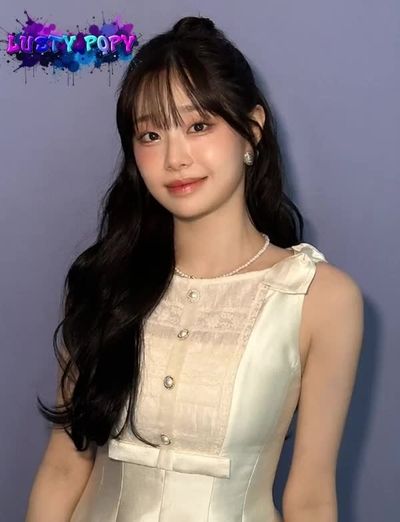 Chuu - shows boobs