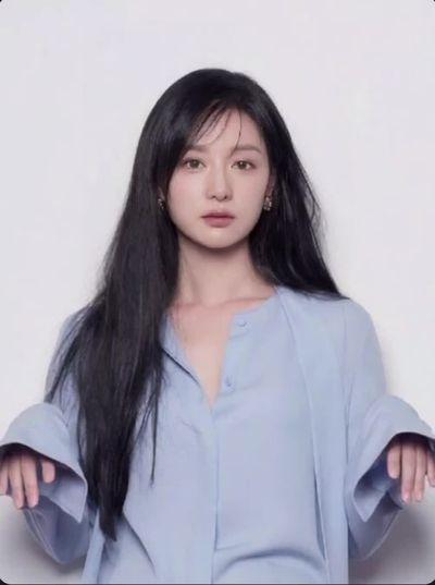 Kim Ji-won - shows boobs