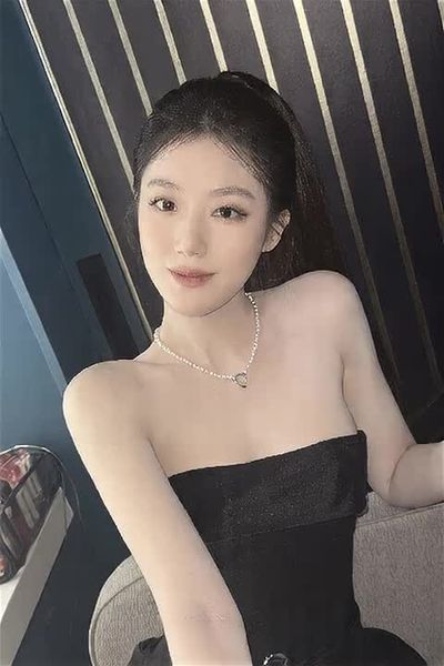 Shuhua - shows tits