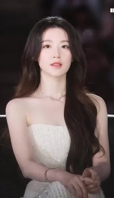 Shuhua - shows tits