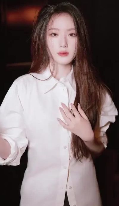 Shuhua - shows tits