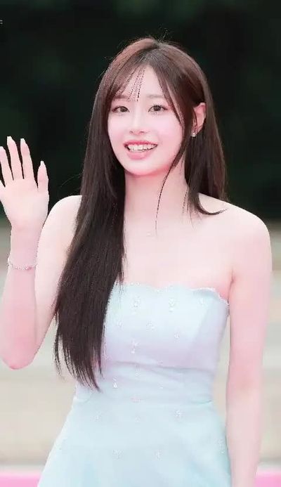 Chuu - shows tits