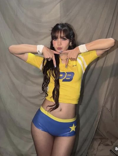 Lisa - shirtlift by me shows tits