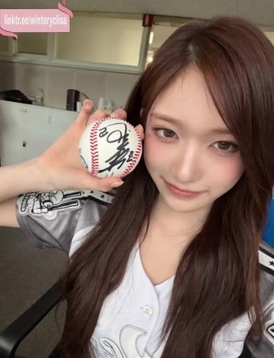 Leeseo - shows boobs