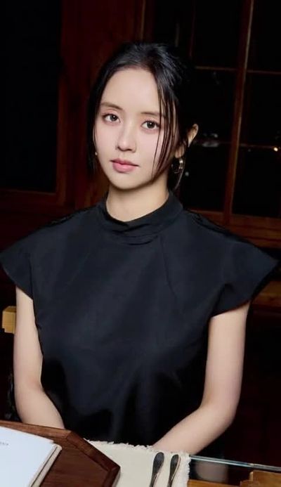 Kim So-hyun - shows boobs