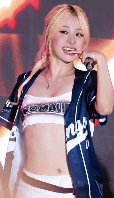 Yunjin - shows tits