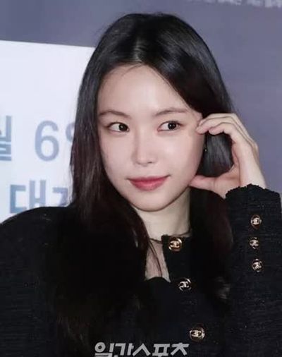 Naeun - shows tits