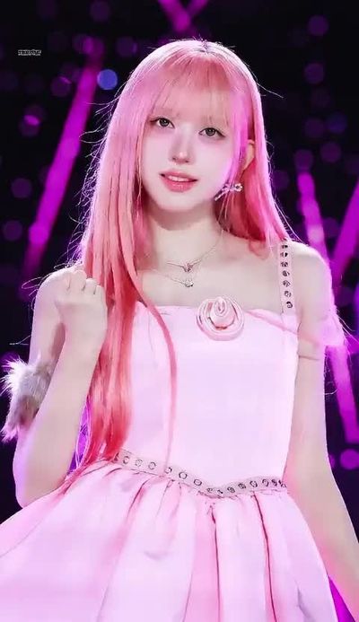 Gaeul - shows tits