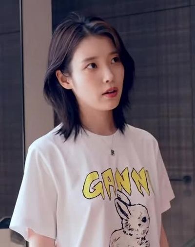 IU - shows tits