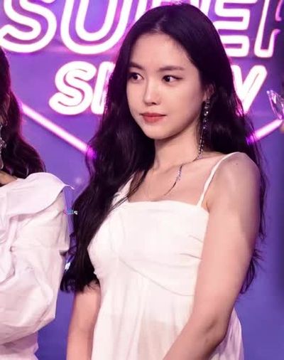 Naeun - shows tits