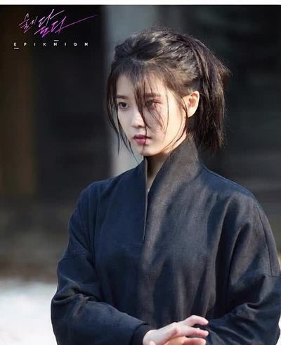 IU - shows tits