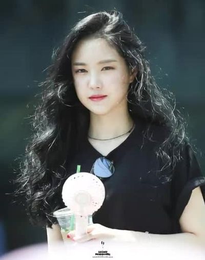 Naeun - shows tits