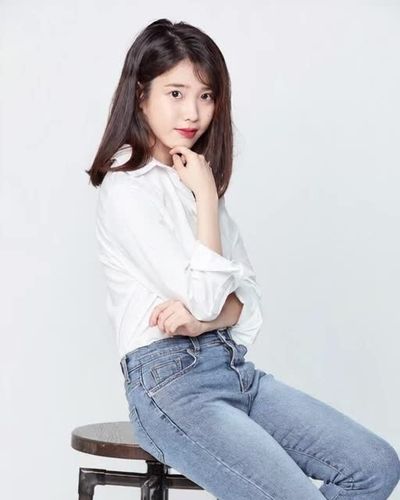 IU - shows tits