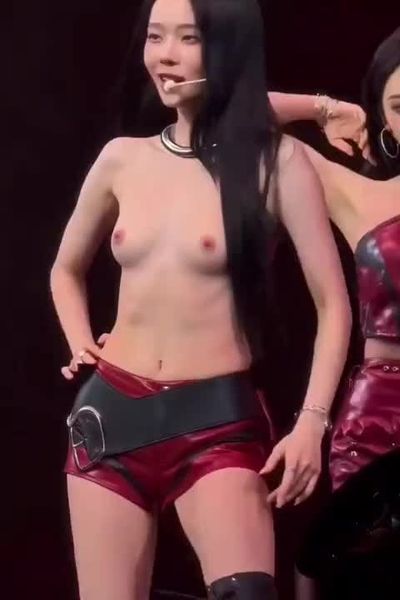 Winter - naked on stage