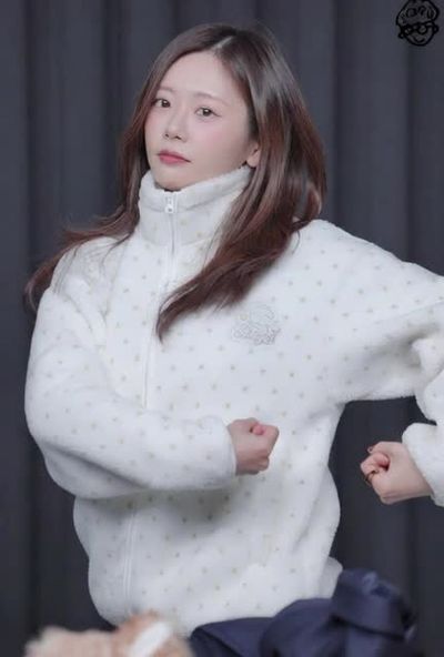 JiU - shows boobs