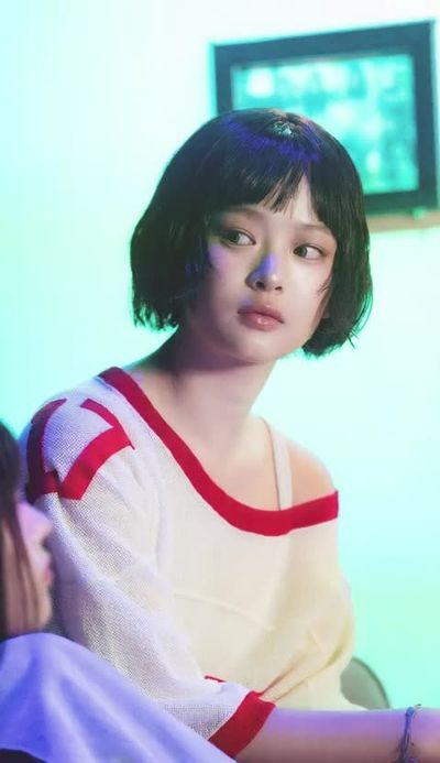 Hanni - shows boobs