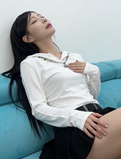Dohee - shaved pussy