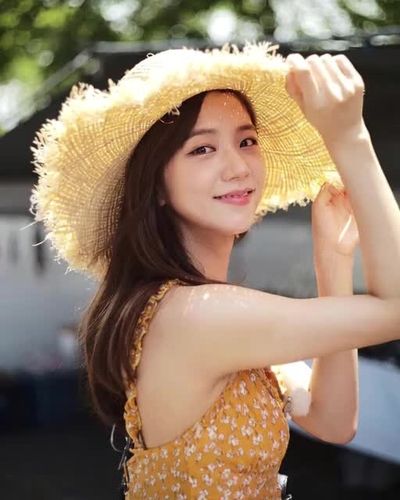 Jisoo - shows tits