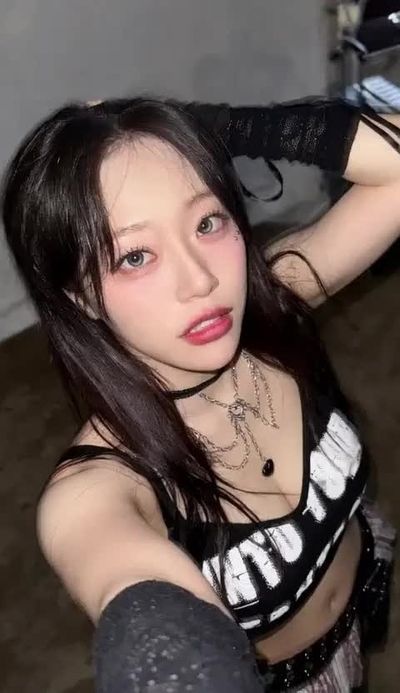 Jeewon - shows tits