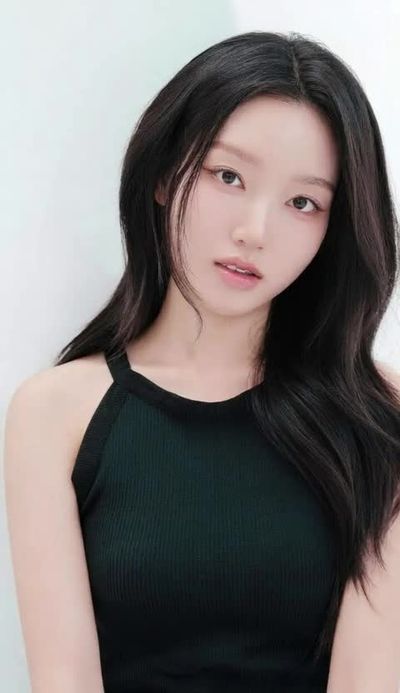 Gowon - shows tits