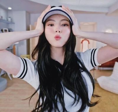 Han So Hee - threesome