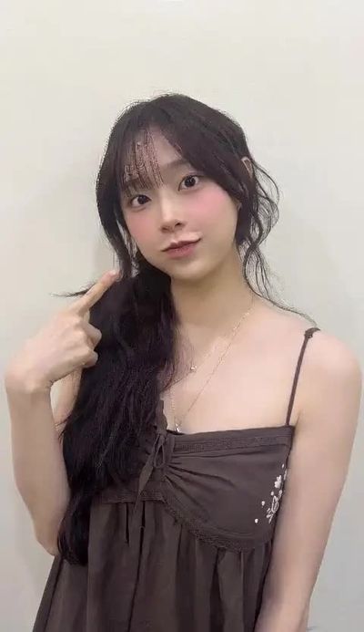 Chuu - shows tits