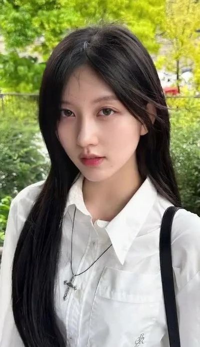 Gaeul - shows tits