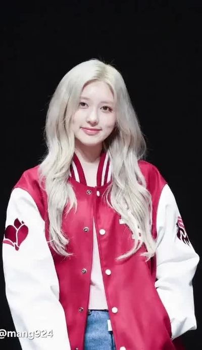 Gaeul - shows tits