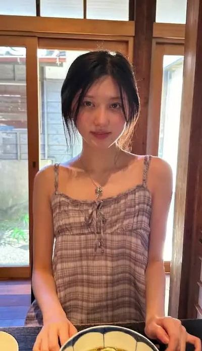Gaeul - shows tits