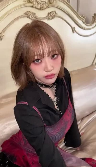 Jeewon - shows tits