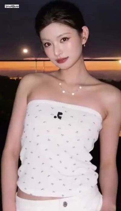 Yiren - shows tits