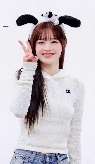 Chuu - shows tits