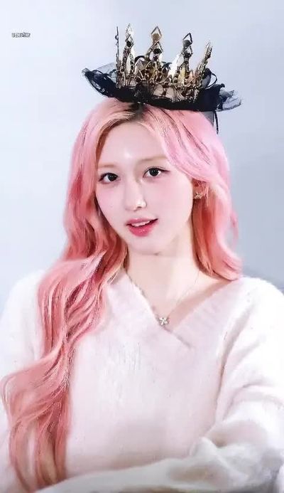 Gaeul - shows tits