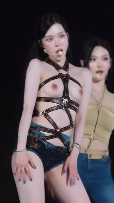 Winter - naked on stage
