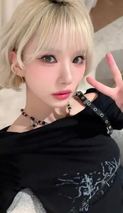 Eunha - shows tits