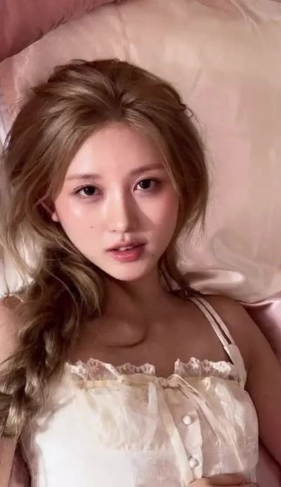 Gaeul - shows tits