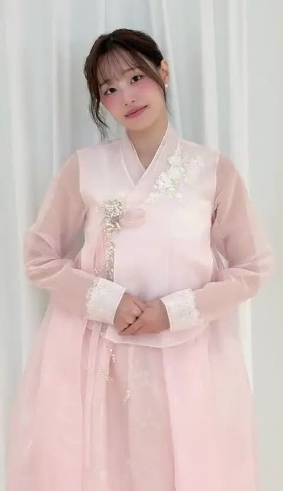 Chuu - shows tits