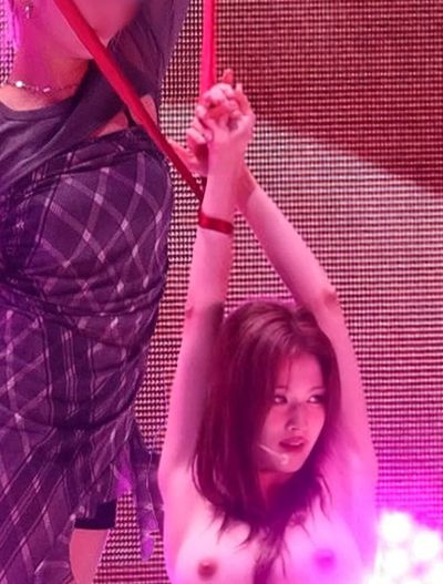 Sana - naked on stage