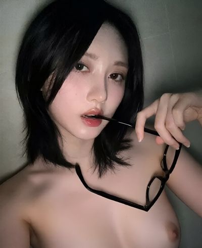 Gaeul - naked