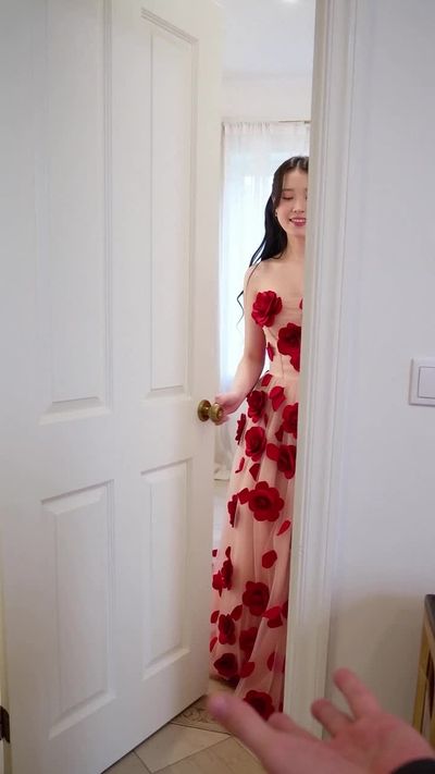 IU - shows pussy